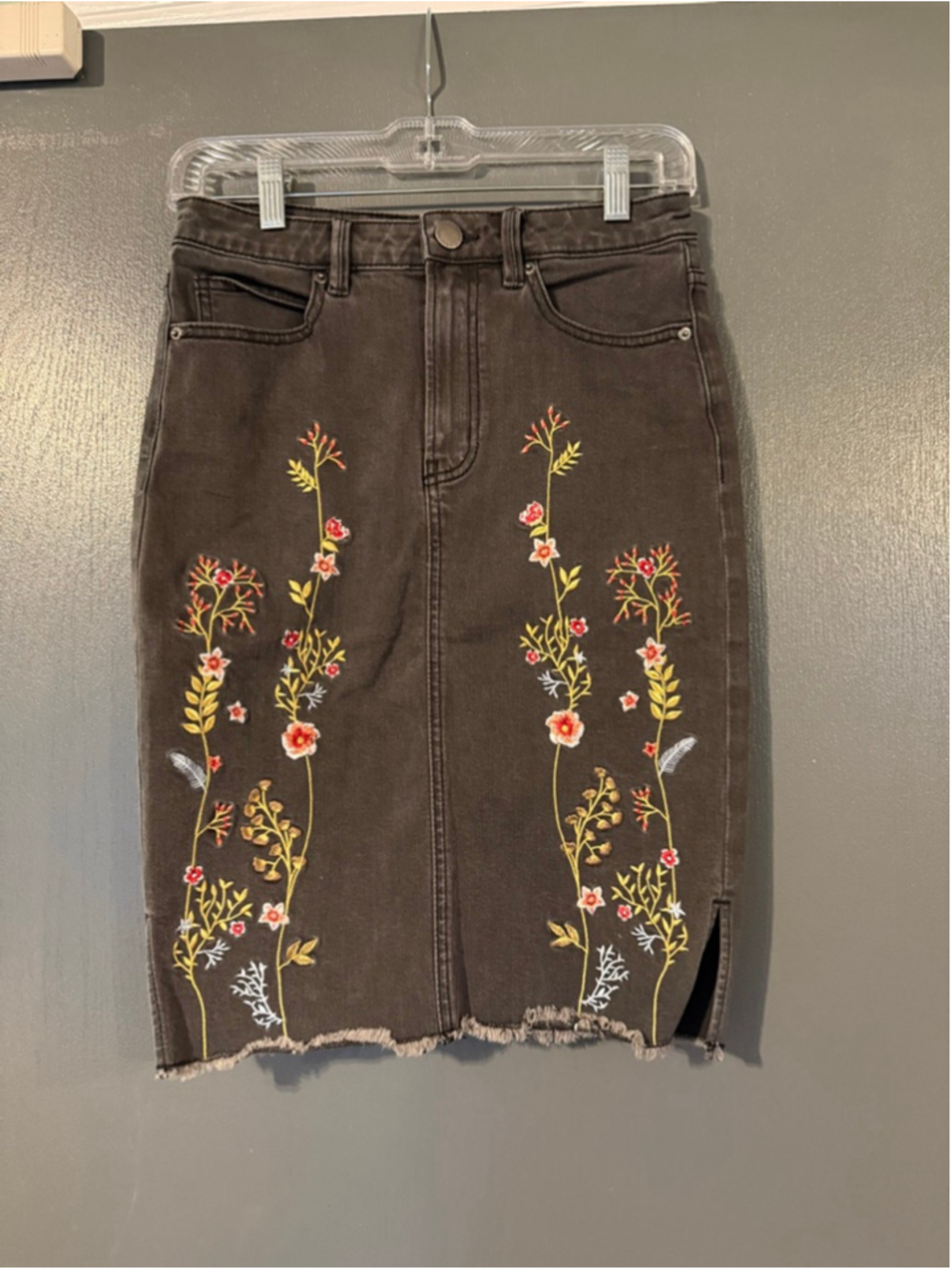 Women's DECJUBA Gray Floral Embroidered Denim Pencil Skirt Size 8
